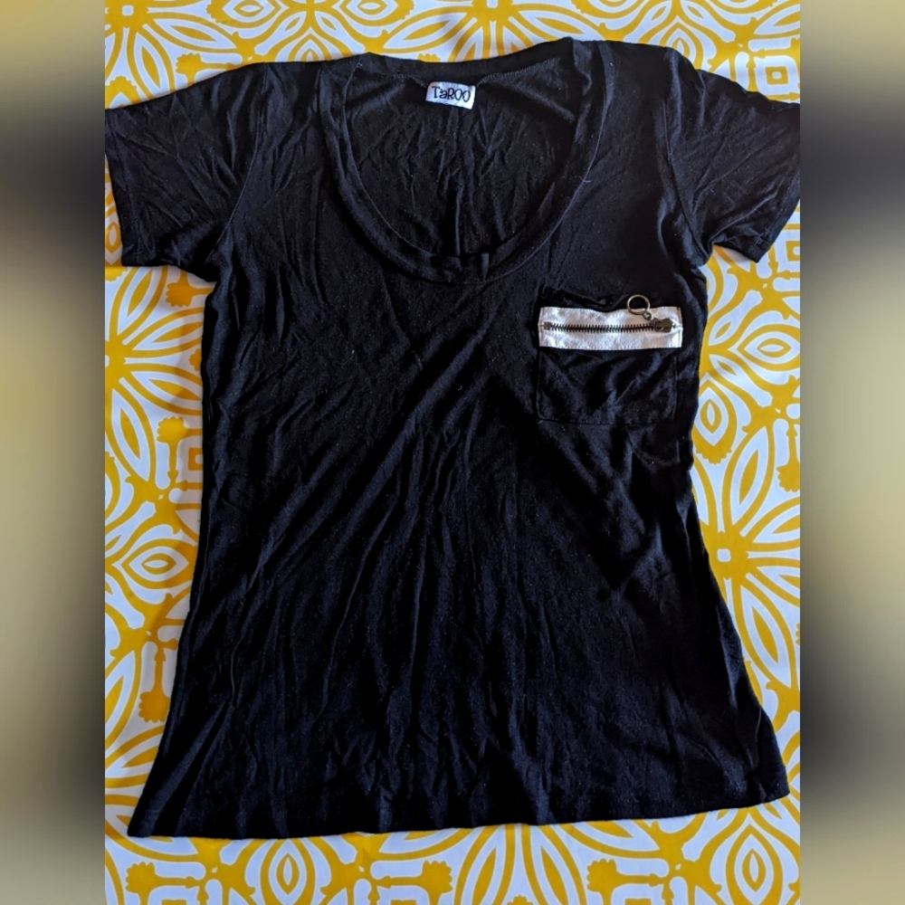 Taroo Women'Stretchy Short Sleeves Round Neck T-Shirt W/Zippered pocket. Size: S
